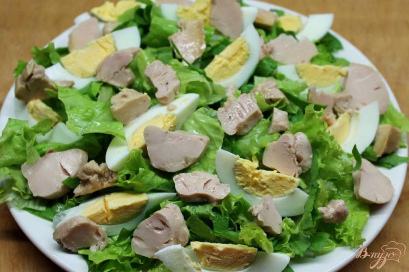 Фото приготовление рецепта: Салат с яйцом и печенью трески шаг №4