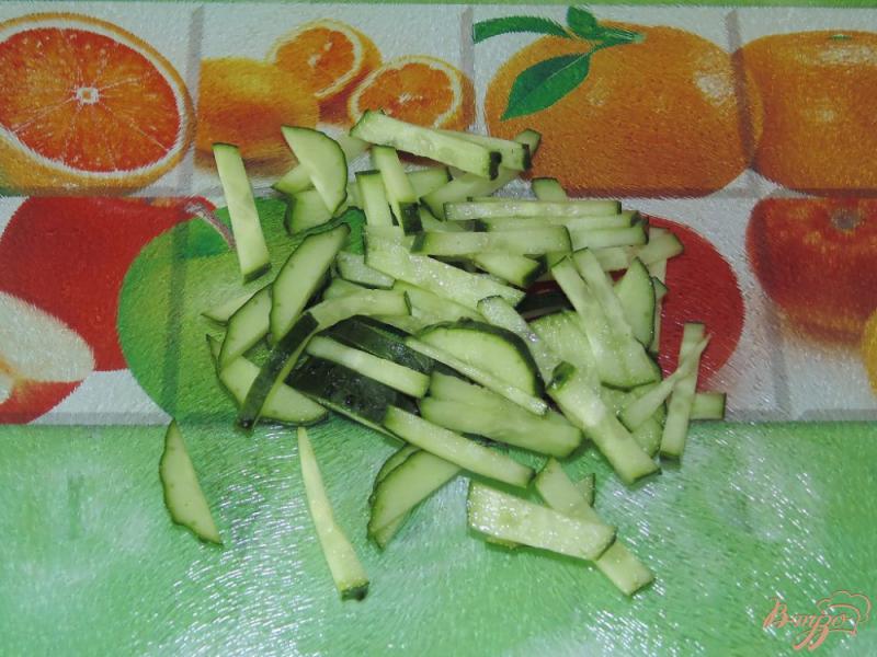 Фото приготовление рецепта: Салат из молодой капусты с креветками шаг №3