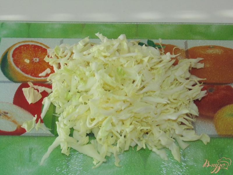 Фото приготовление рецепта: Салат из молодой капусты с креветками шаг №2