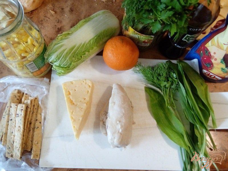 Фото приготовление рецепта: Салат «Майский» с курицей и печеньем шаг №1
