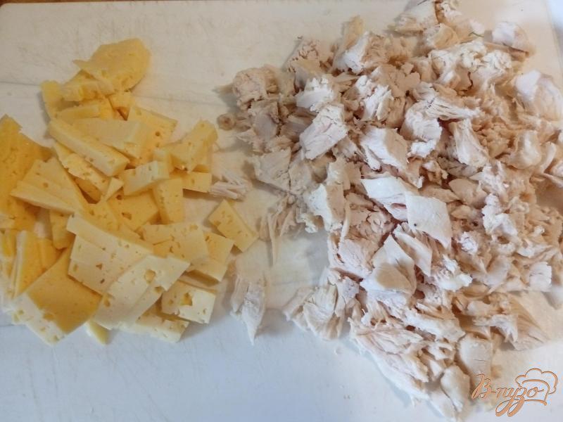 Фото приготовление рецепта: Салат «Майский» с курицей и печеньем шаг №2