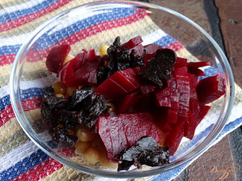 Фото приготовление рецепта: Салат с нутом, свеклой, черносливом шаг №3