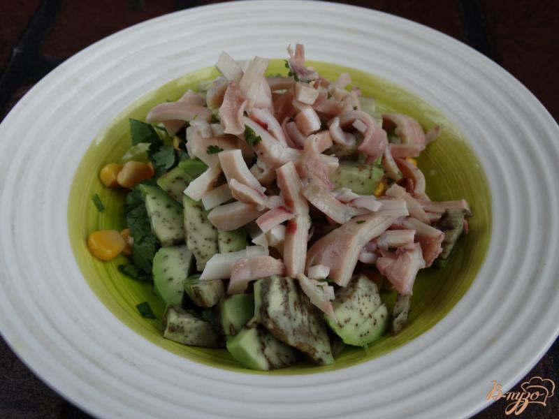 Фото приготовление рецепта: Салат с кальмаром в половинках авокадо шаг №4