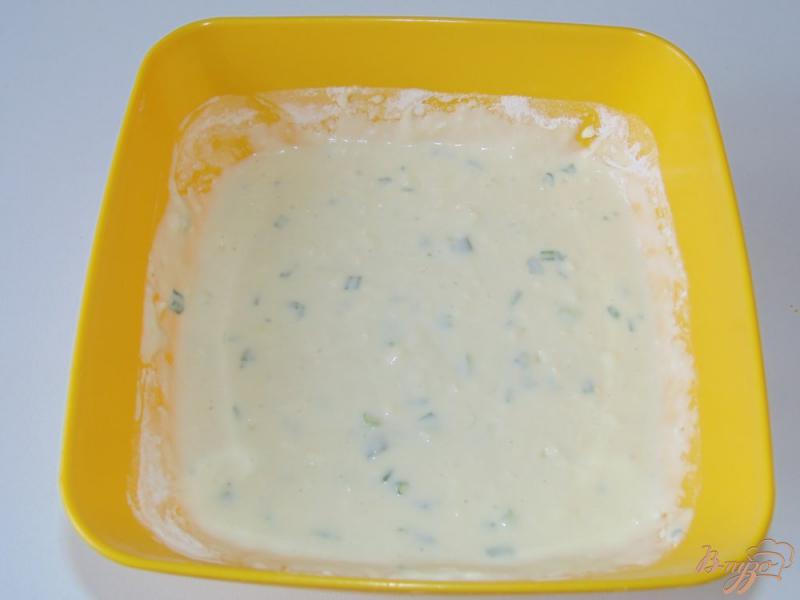 Фото приготовление рецепта: Тонкий пирог на кефире с адыгейским сыром и зеленью шаг №4