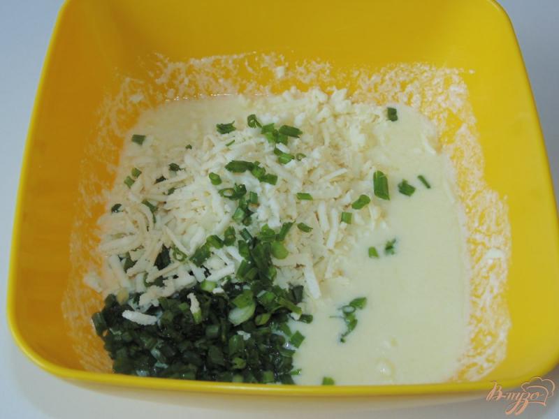 Фото приготовление рецепта: Тонкий пирог на кефире с адыгейским сыром и зеленью шаг №3