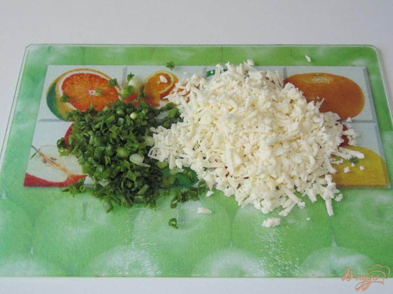 Фото приготовление рецепта: Тонкий пирог на кефире с адыгейским сыром и зеленью шаг №2