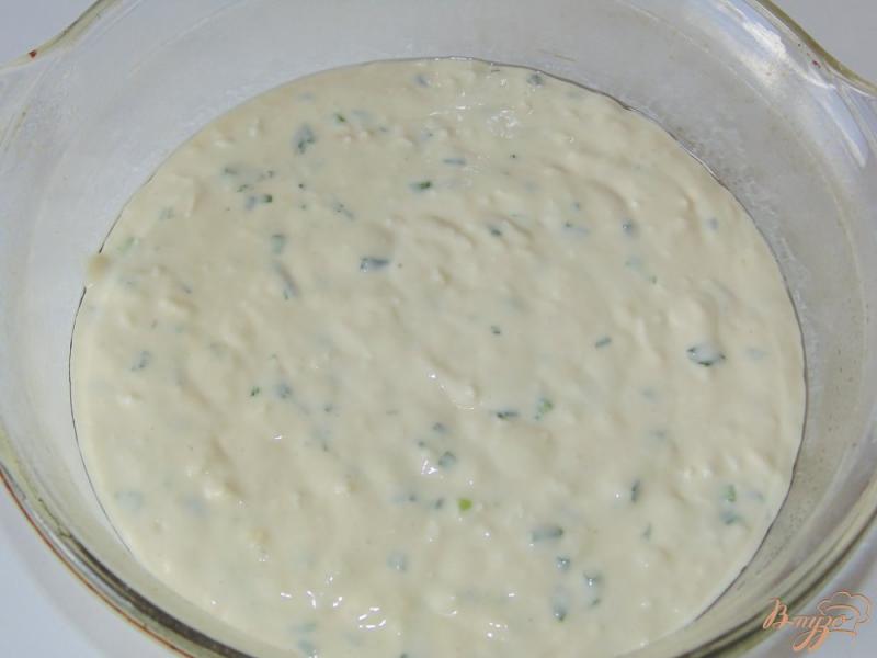 Фото приготовление рецепта: Тонкий пирог на кефире с адыгейским сыром и зеленью шаг №5