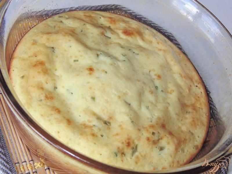 Фото приготовление рецепта: Тонкий пирог на кефире с адыгейским сыром и зеленью шаг №6