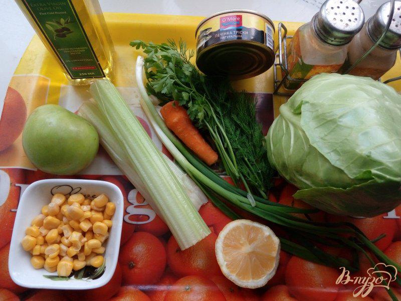 Фото приготовление рецепта: Салат из овощей со стеблевым (листовым) сельдереем и печенью трески шаг №1