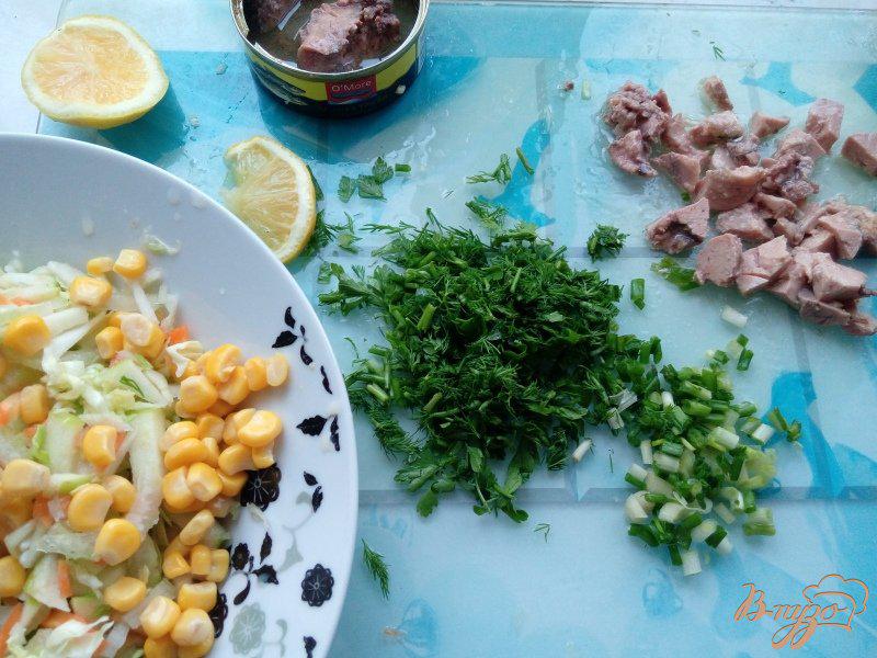Фото приготовление рецепта: Салат из овощей со стеблевым (листовым) сельдереем и печенью трески шаг №3