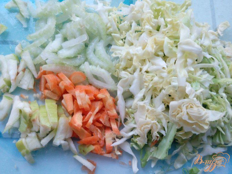 Фото приготовление рецепта: Салат из овощей со стеблевым (листовым) сельдереем и печенью трески шаг №2