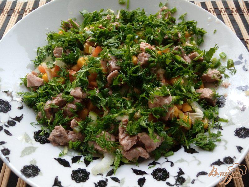 Фото приготовление рецепта: Салат из овощей со стеблевым (листовым) сельдереем и печенью трески шаг №4