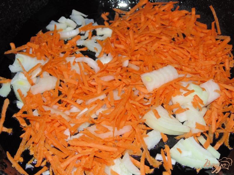 Фото приготовление рецепта: Заливной пирог с шампиньонами, луком и морковью шаг №2