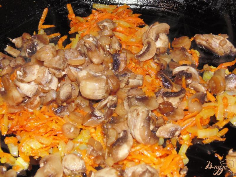 Фото приготовление рецепта: Заливной пирог с шампиньонами, луком и морковью шаг №3
