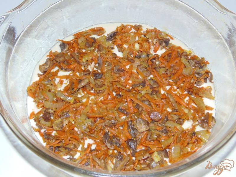 Фото приготовление рецепта: Заливной пирог с шампиньонами, луком и морковью шаг №5