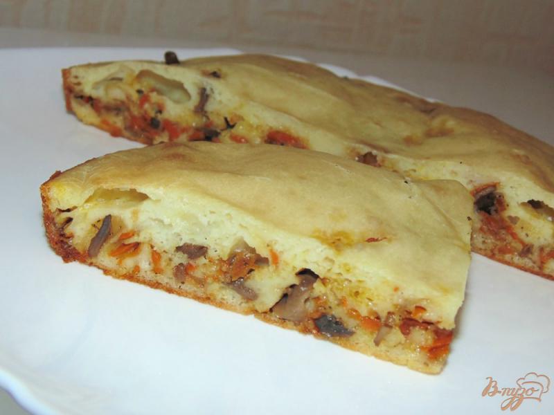 Фото приготовление рецепта: Заливной пирог с шампиньонами, луком и морковью шаг №7