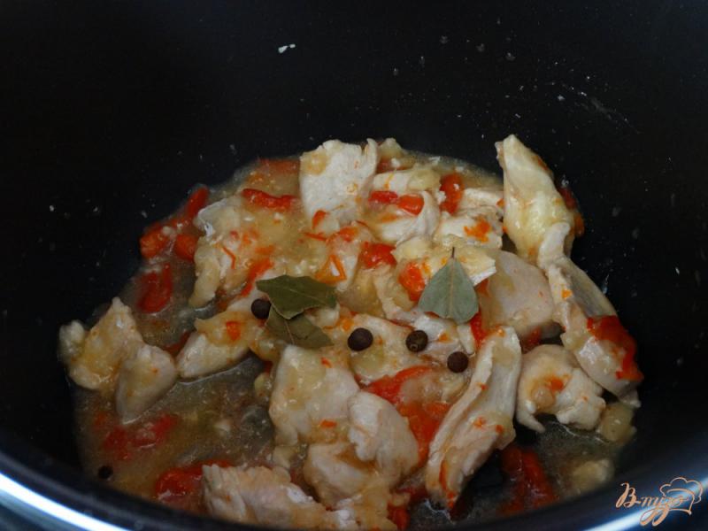 Фото приготовление рецепта: Куриное филе тушеное с болгарским перцем в мульиварке шаг №4