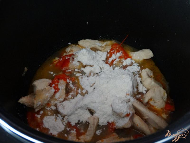 Фото приготовление рецепта: Куриное филе тушеное с болгарским перцем в мульиварке шаг №3
