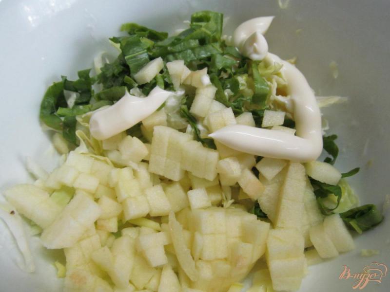 Фото приготовление рецепта: Салат из капусты с черносливом и яблоком шаг №2