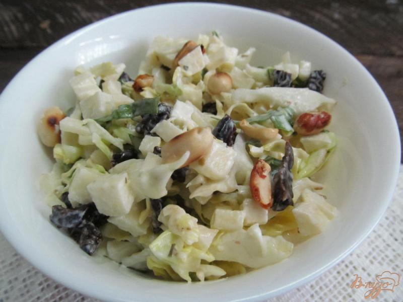 Фото приготовление рецепта: Салат из капусты с черносливом и яблоком шаг №4