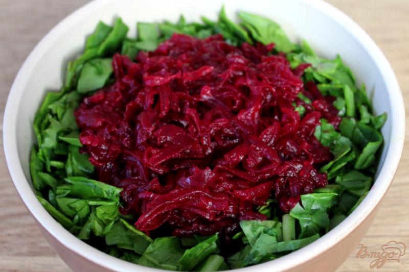 Фото приготовление рецепта: Свекольный салат со шпинатом и черносливом шаг №2