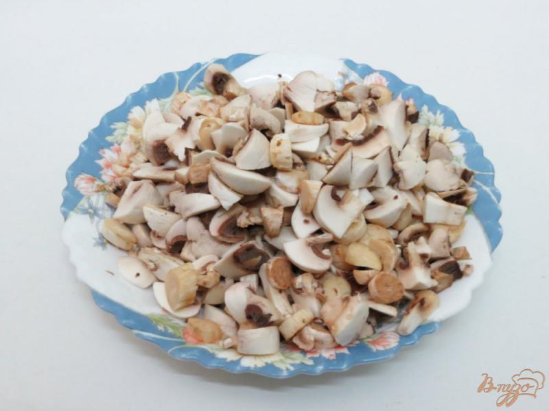 Фото приготовление рецепта: Слоёный пирог с картофелем и грибами шаг №2