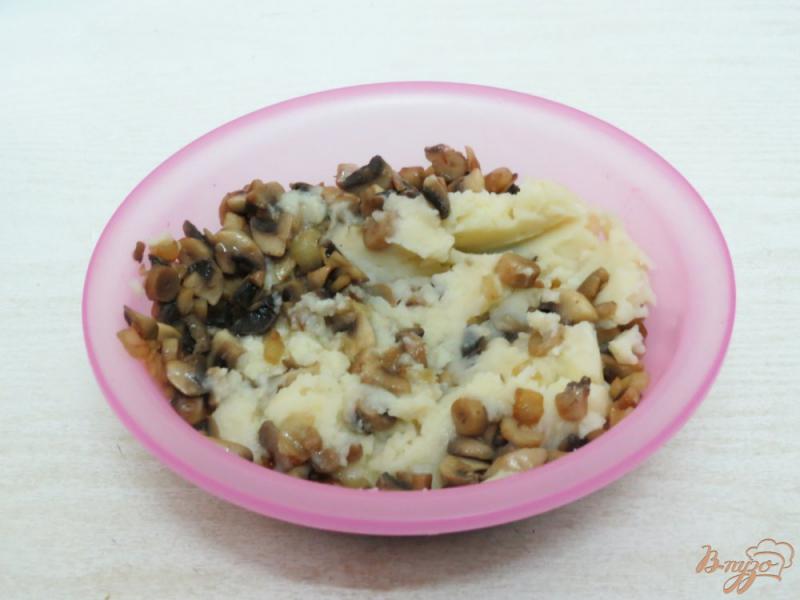 Фото приготовление рецепта: Слоёный пирог с картофелем и грибами шаг №3