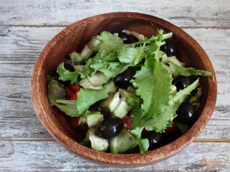 Фото приготовление рецепта: Салат с черри, авокадо, маслинами шаг №4