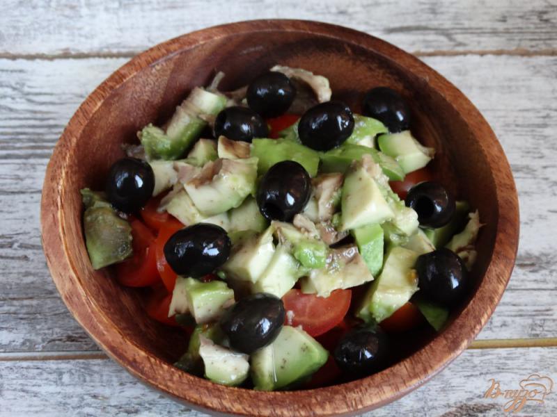 Фото приготовление рецепта: Салат с черри, авокадо, маслинами шаг №3
