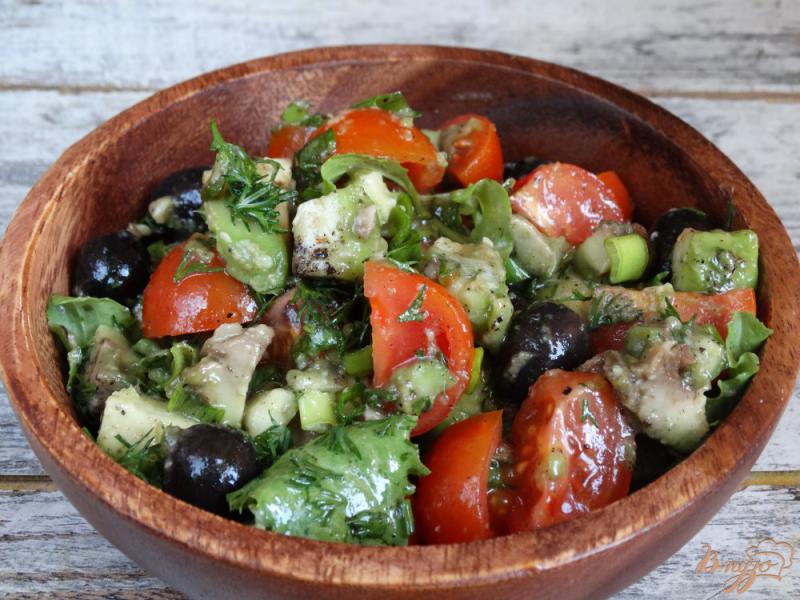 Фото приготовление рецепта: Салат с черри, авокадо, маслинами шаг №6