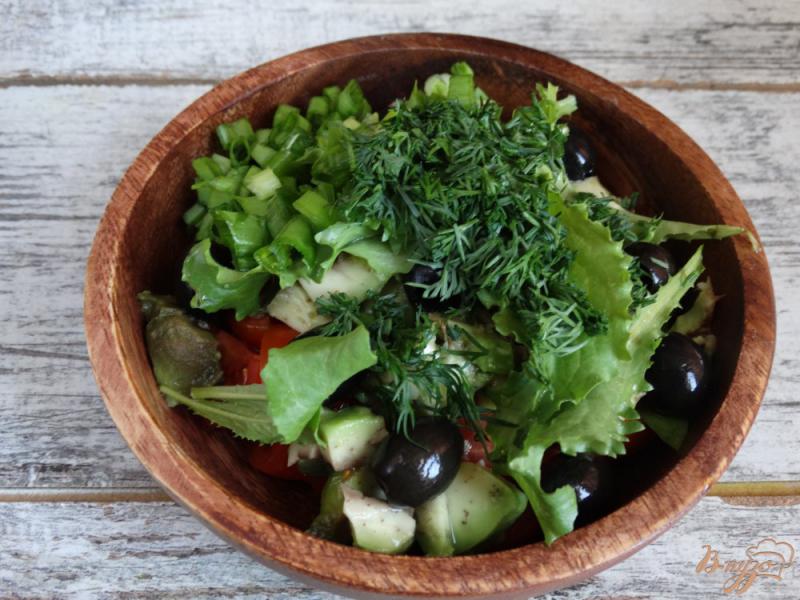 Фото приготовление рецепта: Салат с черри, авокадо, маслинами шаг №5
