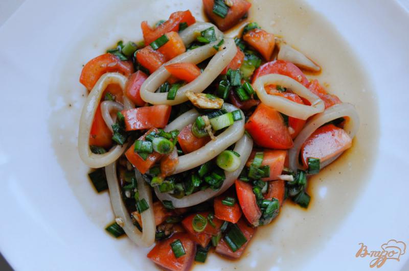 Фото приготовление рецепта: Салат с кальмаром и помидорами шаг №5