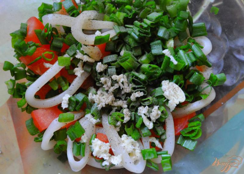 Фото приготовление рецепта: Салат с кальмаром и помидорами шаг №3