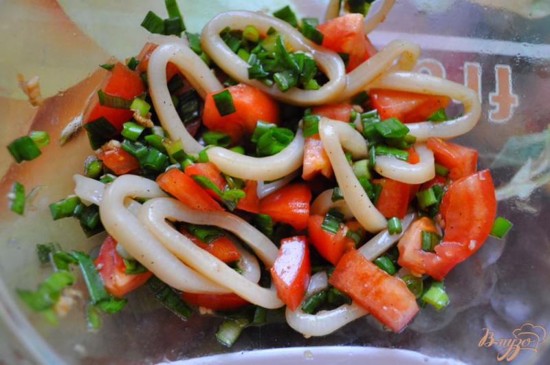 Фото приготовление рецепта: Салат с кальмаром и помидорами шаг №4