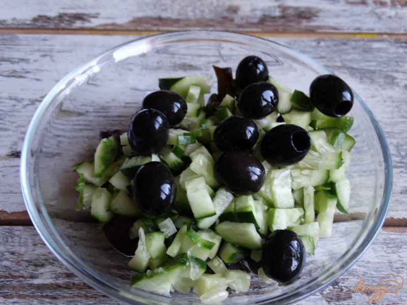Фото приготовление рецепта: Салат с авокадо и маринованными шампиньонами шаг №3