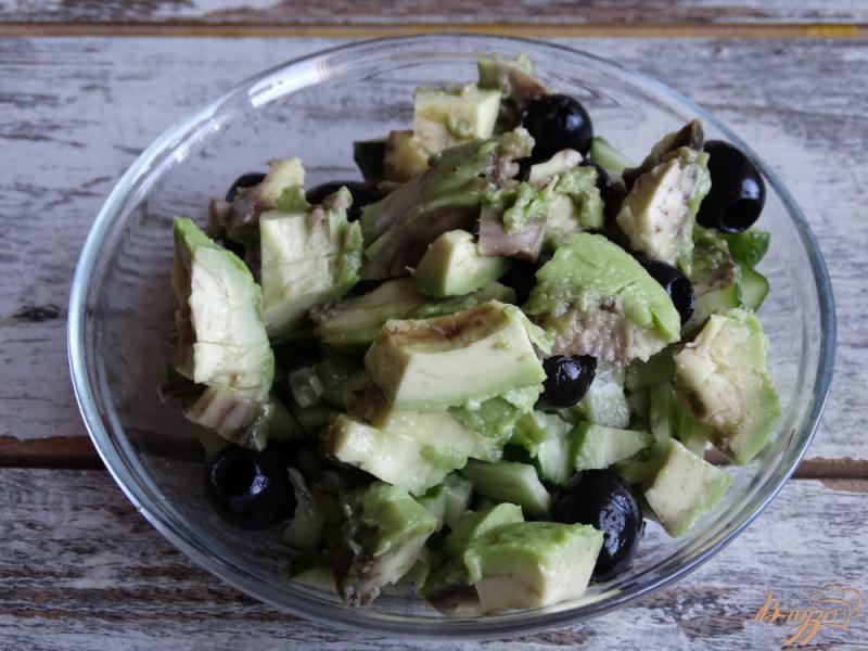 Фото приготовление рецепта: Салат с авокадо и маринованными шампиньонами шаг №4
