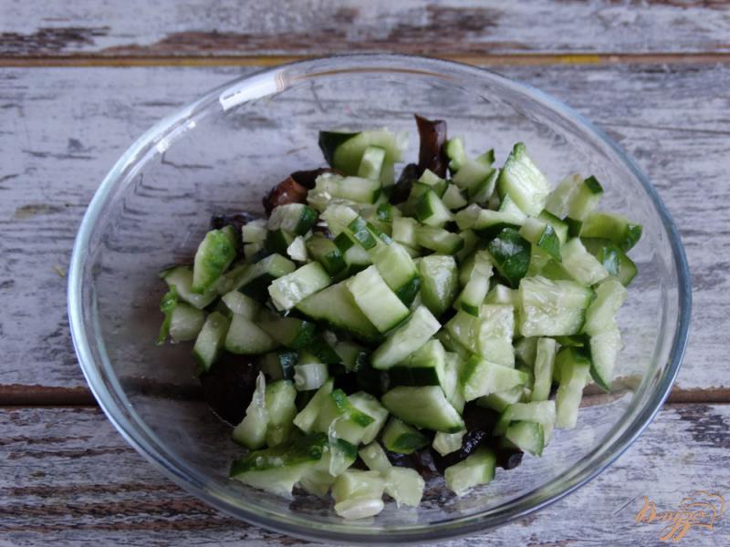 Фото приготовление рецепта: Салат с авокадо и маринованными шампиньонами шаг №2