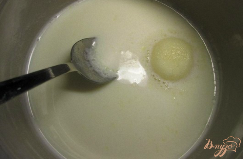 Фото приготовление рецепта: Молочное суфле с печеньем шаг №1