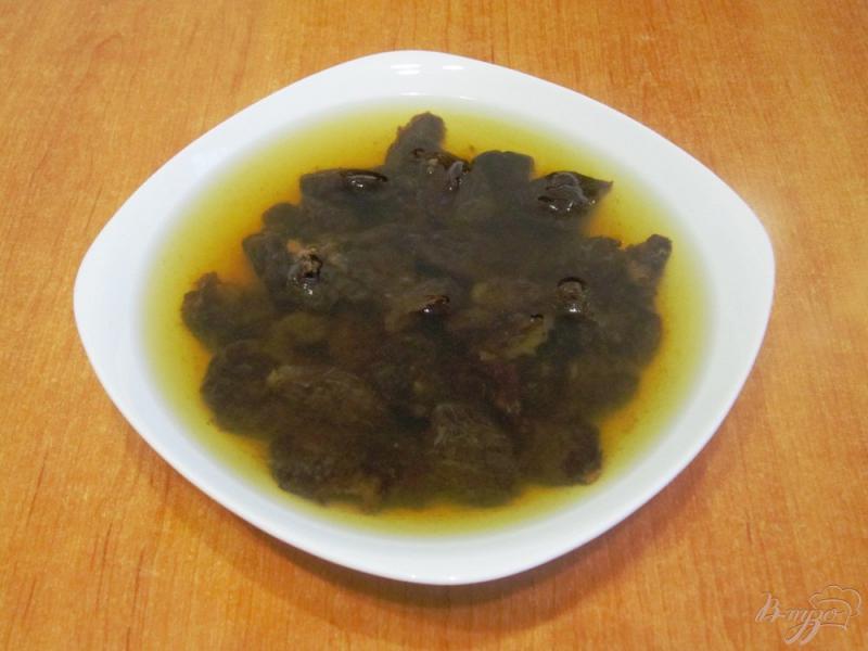 Фото приготовление рецепта: Слоеный салат с курицей и черносливом шаг №4