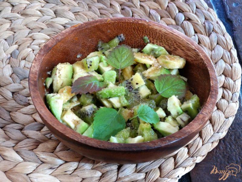 Фото приготовление рецепта: Салат с авокадо, киви, мини-бананов шаг №4