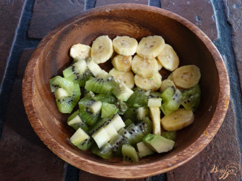 Фото приготовление рецепта: Салат с авокадо, киви, мини-бананов шаг №1