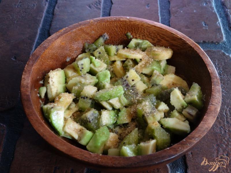 Фото приготовление рецепта: Салат с авокадо, киви, мини-бананов шаг №3