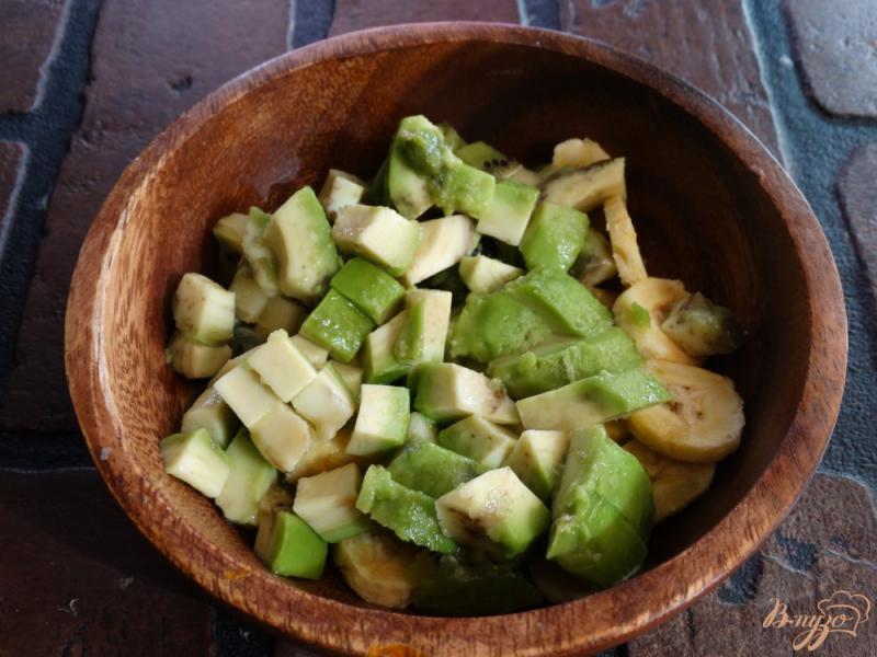 Фото приготовление рецепта: Салат с авокадо, киви, мини-бананов шаг №2