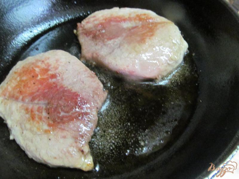 Фото приготовление рецепта: Мясо по-французски в сковороде шаг №3