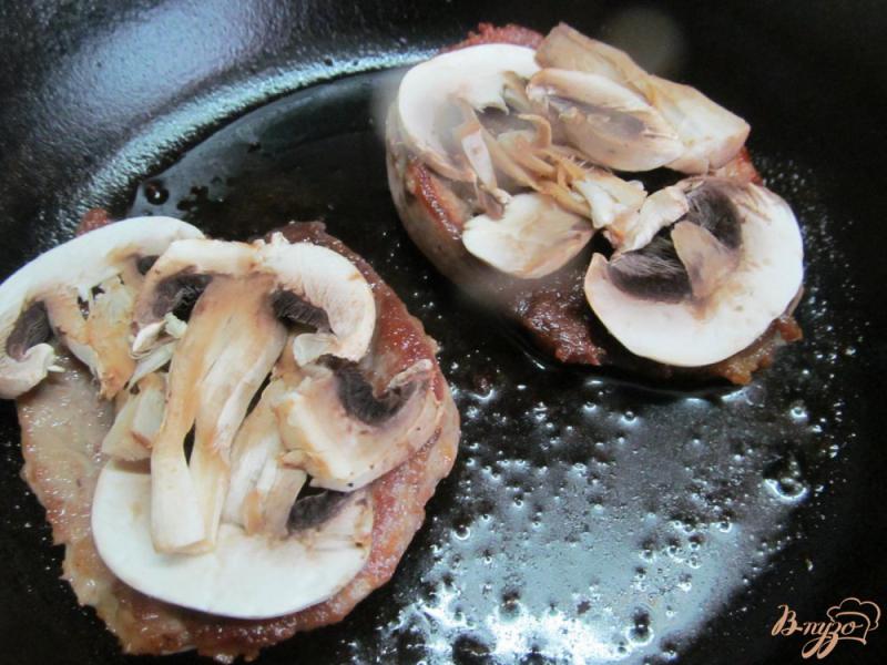 Фото приготовление рецепта: Мясо по-французски в сковороде шаг №7
