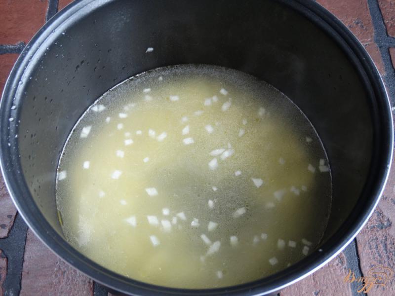 Фото приготовление рецепта: Грибной суп на бульоне из копченостей шаг №3
