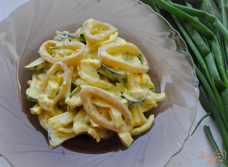 Фото приготовление рецепта: Салат с кальмаром , огурцом и маринованным луком шаг №7