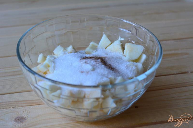 Фото приготовление рецепта: Яблочный штрудель шаг №4