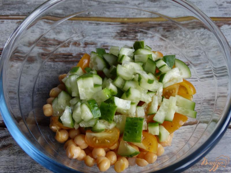 Фото приготовление рецепта: Садовый салат с нутом и авокадо шаг №3