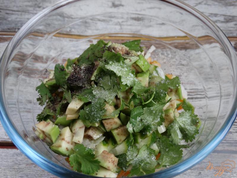 Фото приготовление рецепта: Садовый салат с нутом и авокадо шаг №6